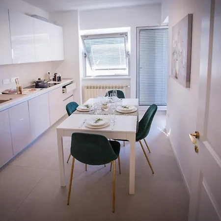 Διαμέρισμα V *