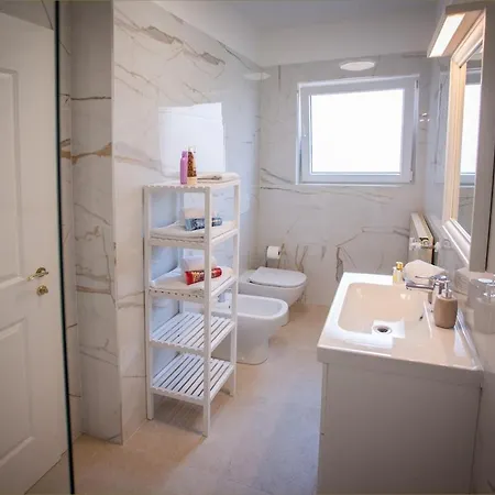Apartment V *